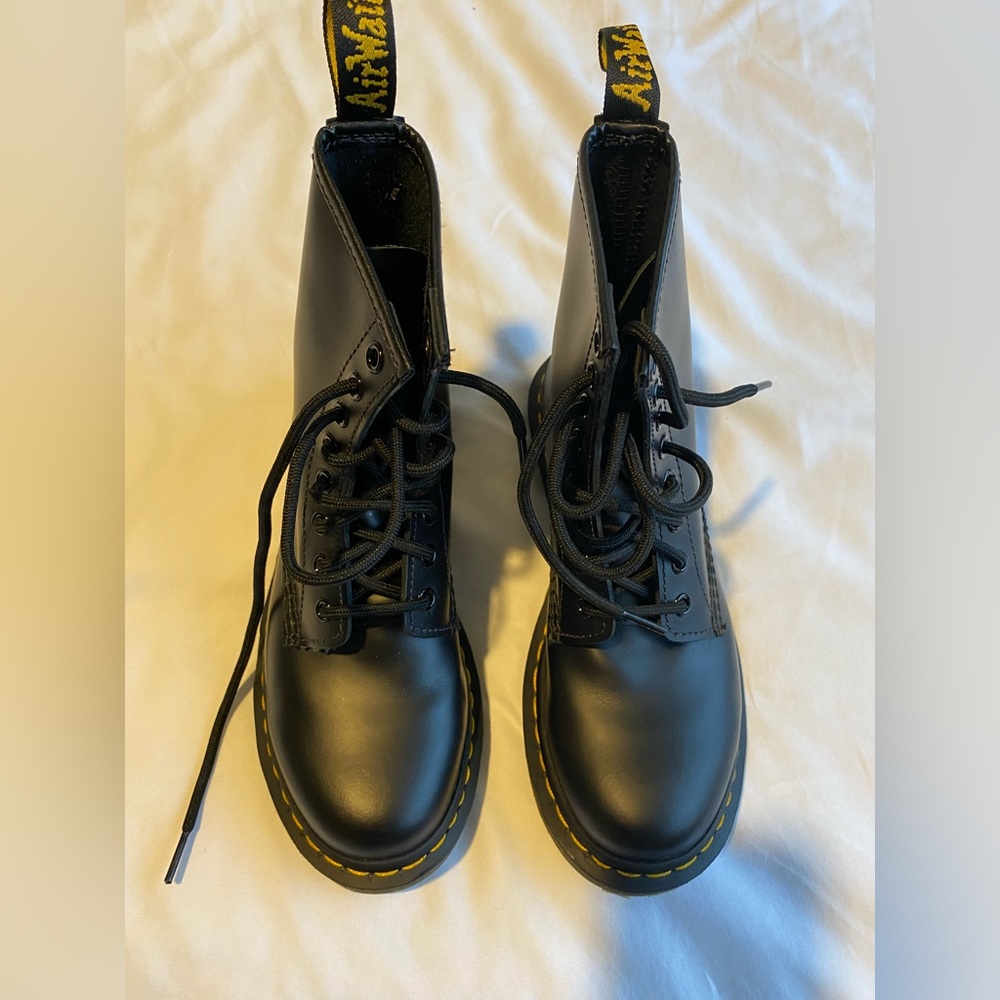 Women’s 7 Dr. Martens black like new